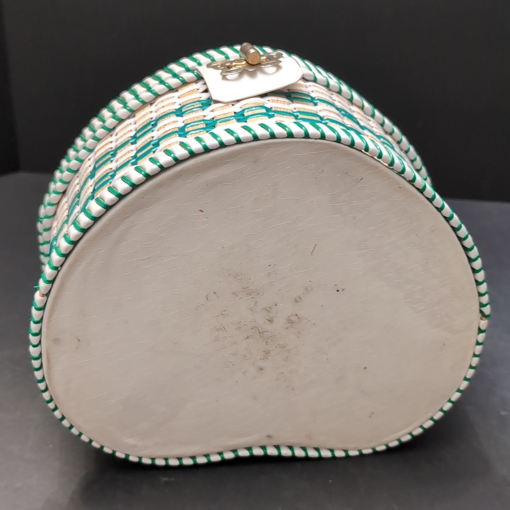 VGT, Heart shaped Woven/Wicker Green/White Sewing Basket. - Picture 5 of 12